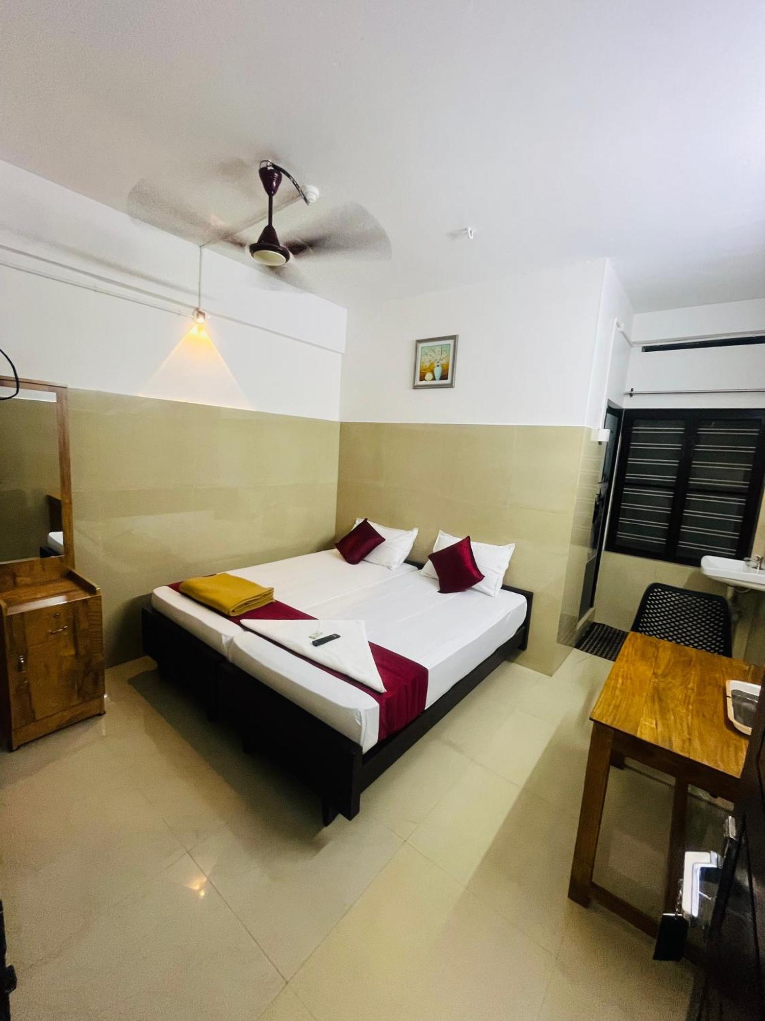 Priya Lodge Kozhikode Dış mekan fotoğraf